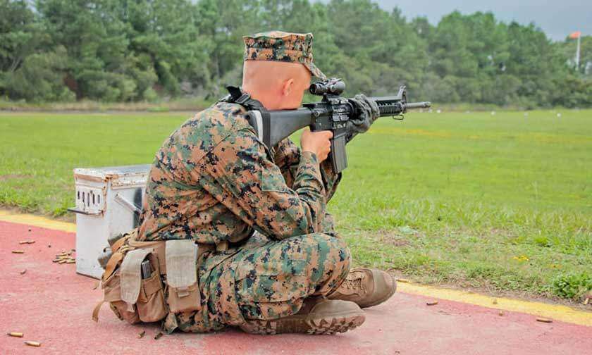 海军陆战队新兵坐着射击