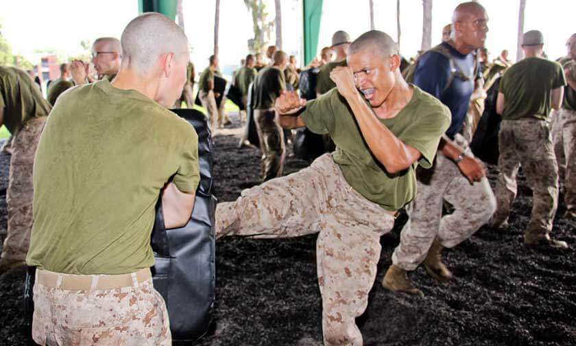 美国海军陆战队新兵训练营MCMAP期间的新兵