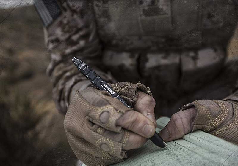 海军陆战队员正在使用战术笔